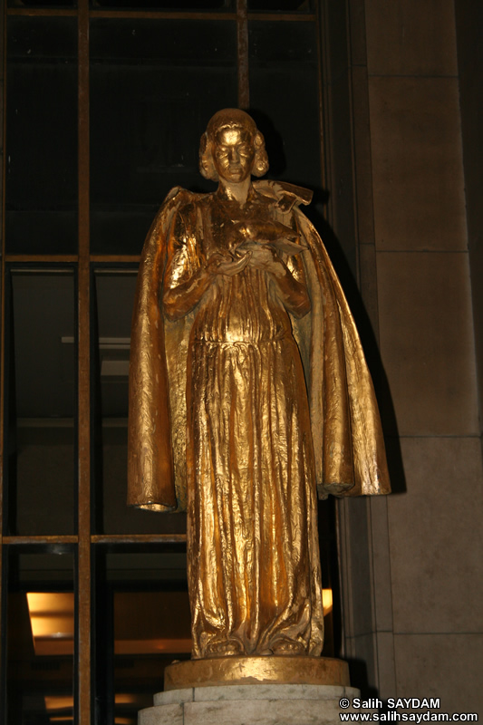 Sculptures at the Palais de Chaillot Photo Gallery (At Night) (Paris, France)