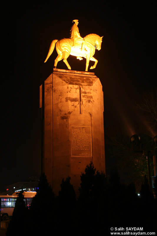 Atatrk Heykeli (Gece) Fotoraf (Kayseri)