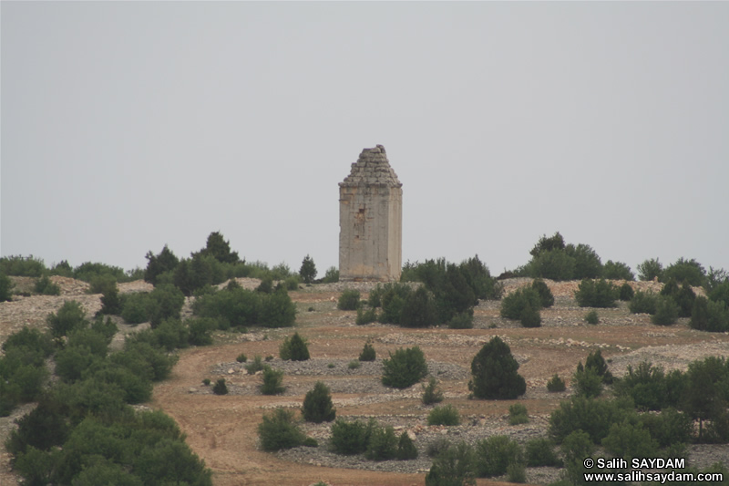 Between Silifke and Diocaesarea (Uzuncaburc) Helenistic Mausoleum Photo Gallery (Mersin)