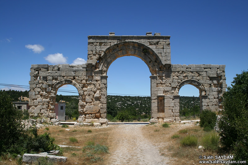 Diocaesarea (Uzuncaburc) Photo 13 (Monumental Entrance) (Mersin, Silifke, Diocaesarea (Uzuncaburc))