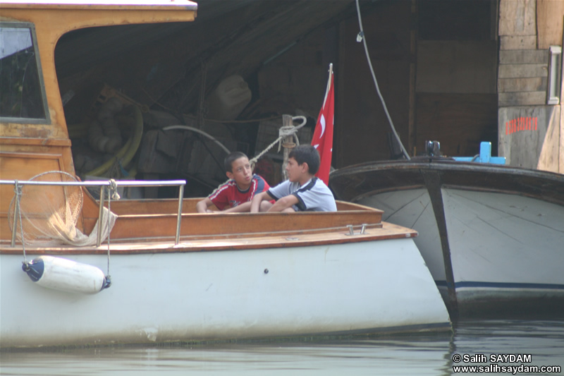 Childs on Boat Photo Gallery (Istanbul, Anadolu Hisari)