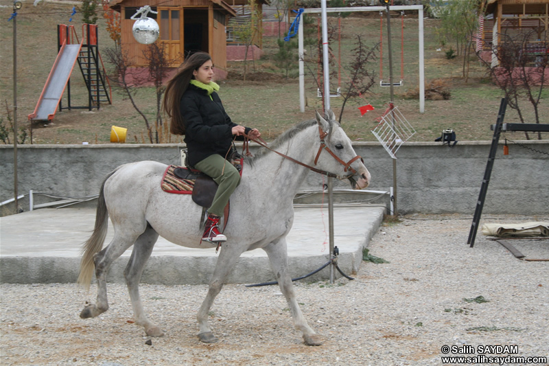 Dolunay Saydam Fotoraf Galerisi 4 (Ata Binme)