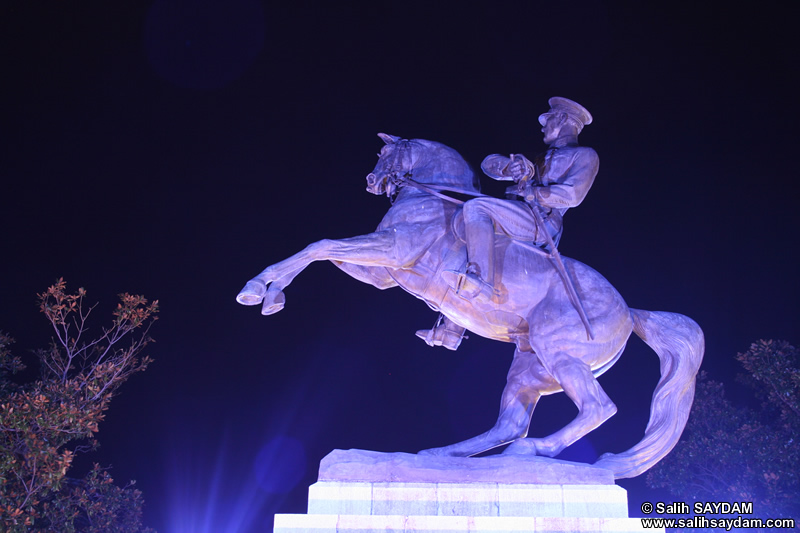 Ataturk Statue Photo Gallery 2 (Night) (Samsun)